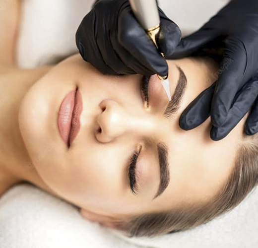 آیا آرایش دائم برای پوست مضر است؟ بررسی واقعیت‌ها و شایعات