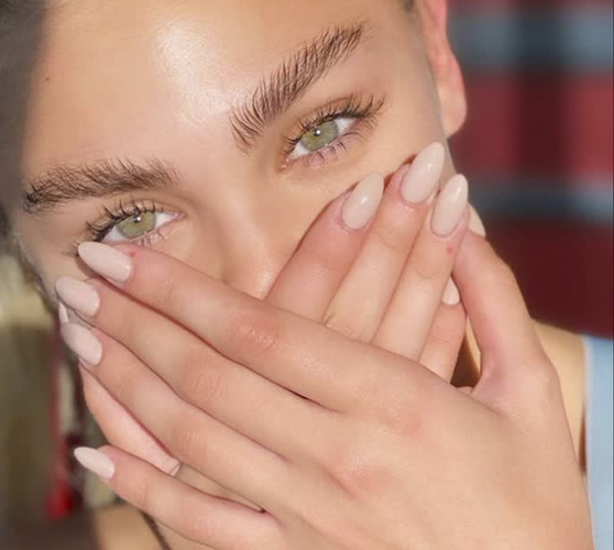 اشتباهات رایج در لیفت ابرو و مژه که می‌تواند به زیبایی شما آسیب بزند