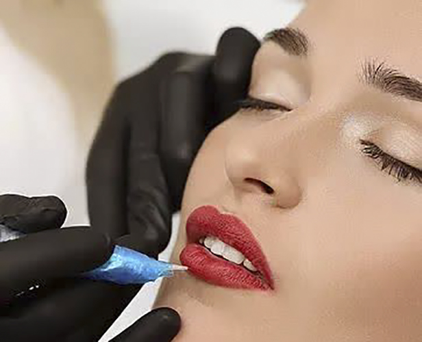 چگونه با کانتور لب، فرم لب‌های خود را زیباتر کنیم؟ (ترفندهای اصلاح فرم لب نازک و نامتقارن)